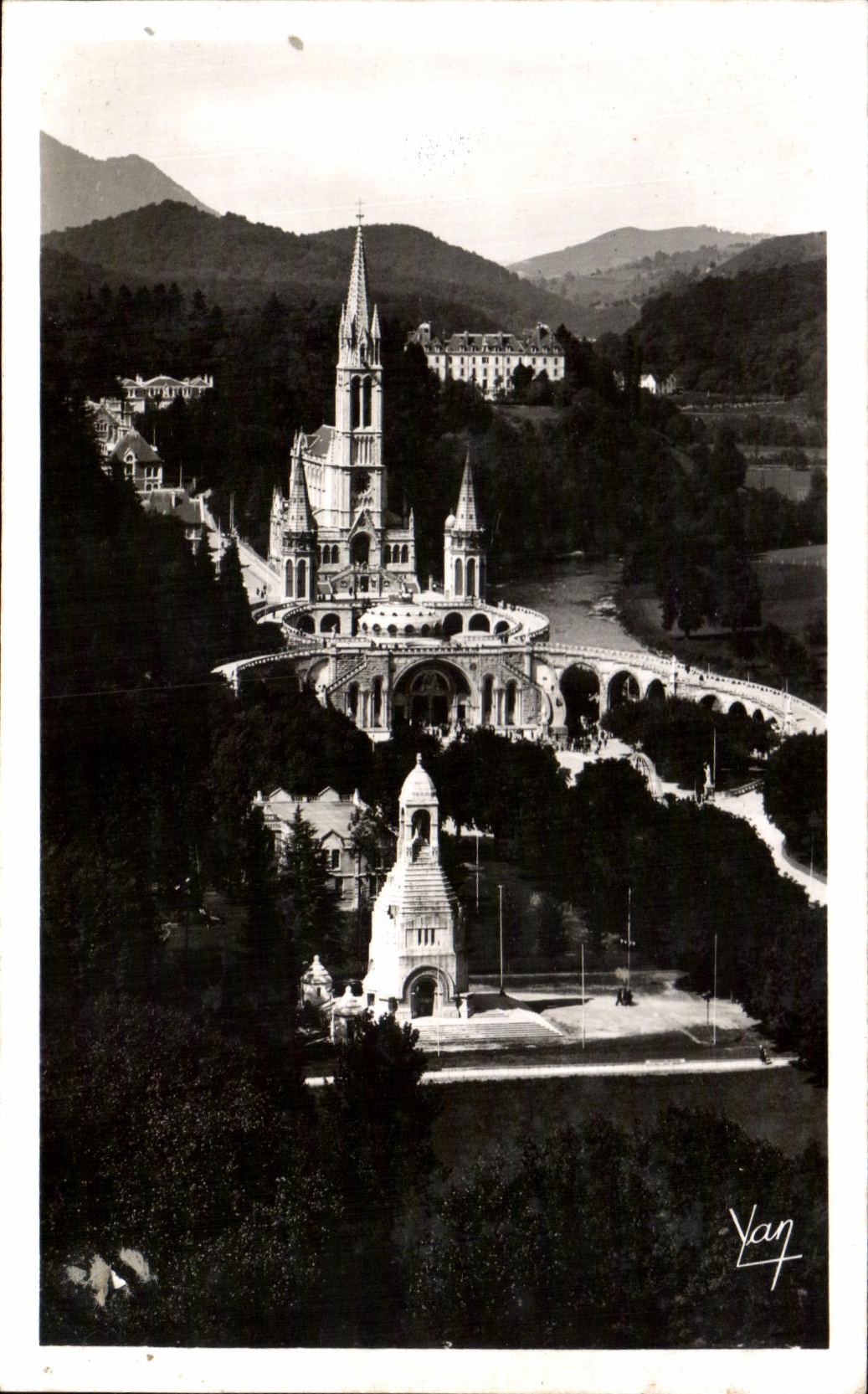 CPA Lourdes La Basilique et le Monumnet Interallies aux Morts