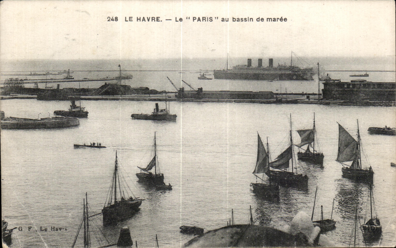 CPA Le Havre Le Paris au bassin de maree Paquebot