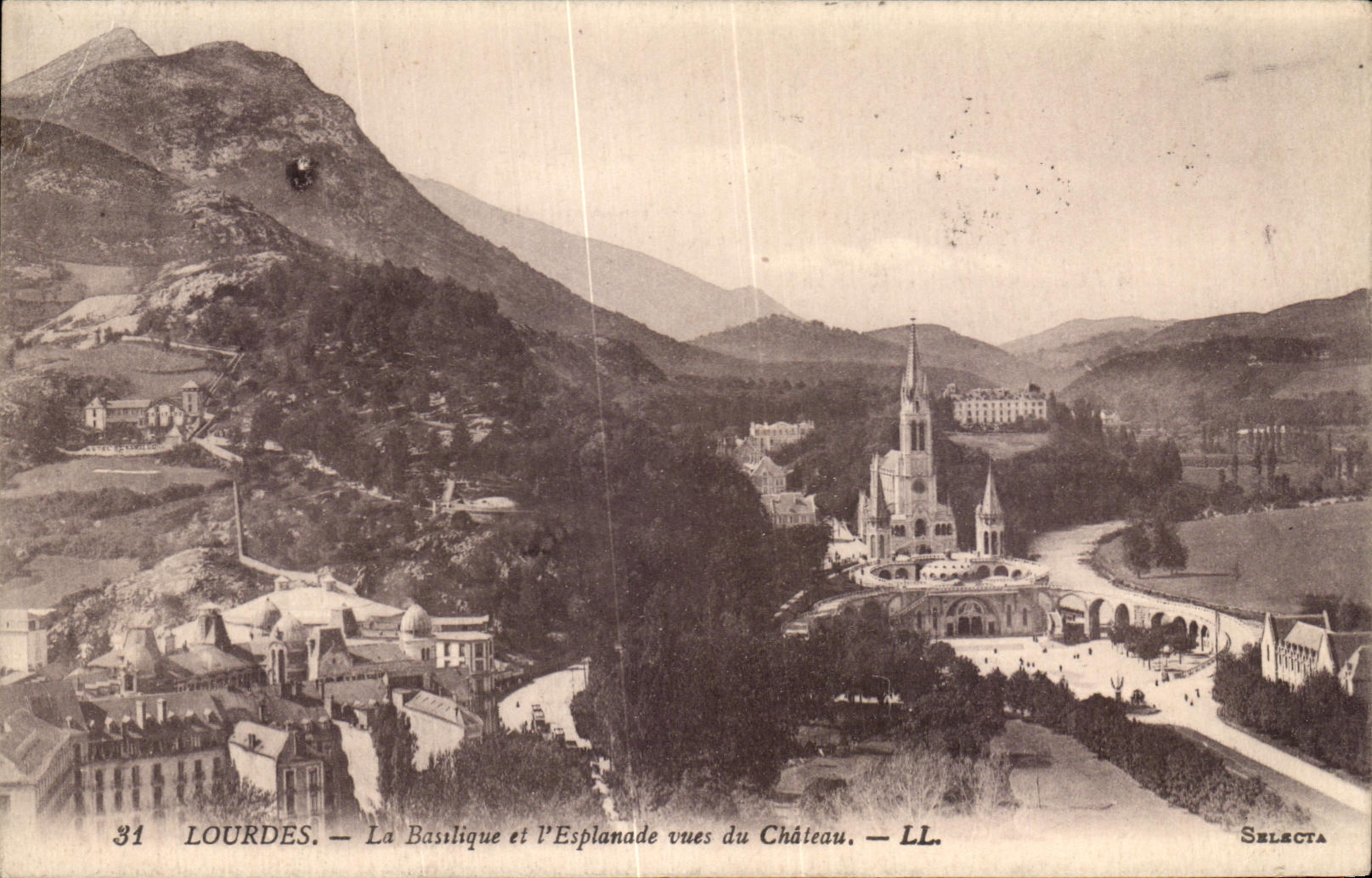 CPA Lourdes La Basilique et I Esplanade vues du Chateau