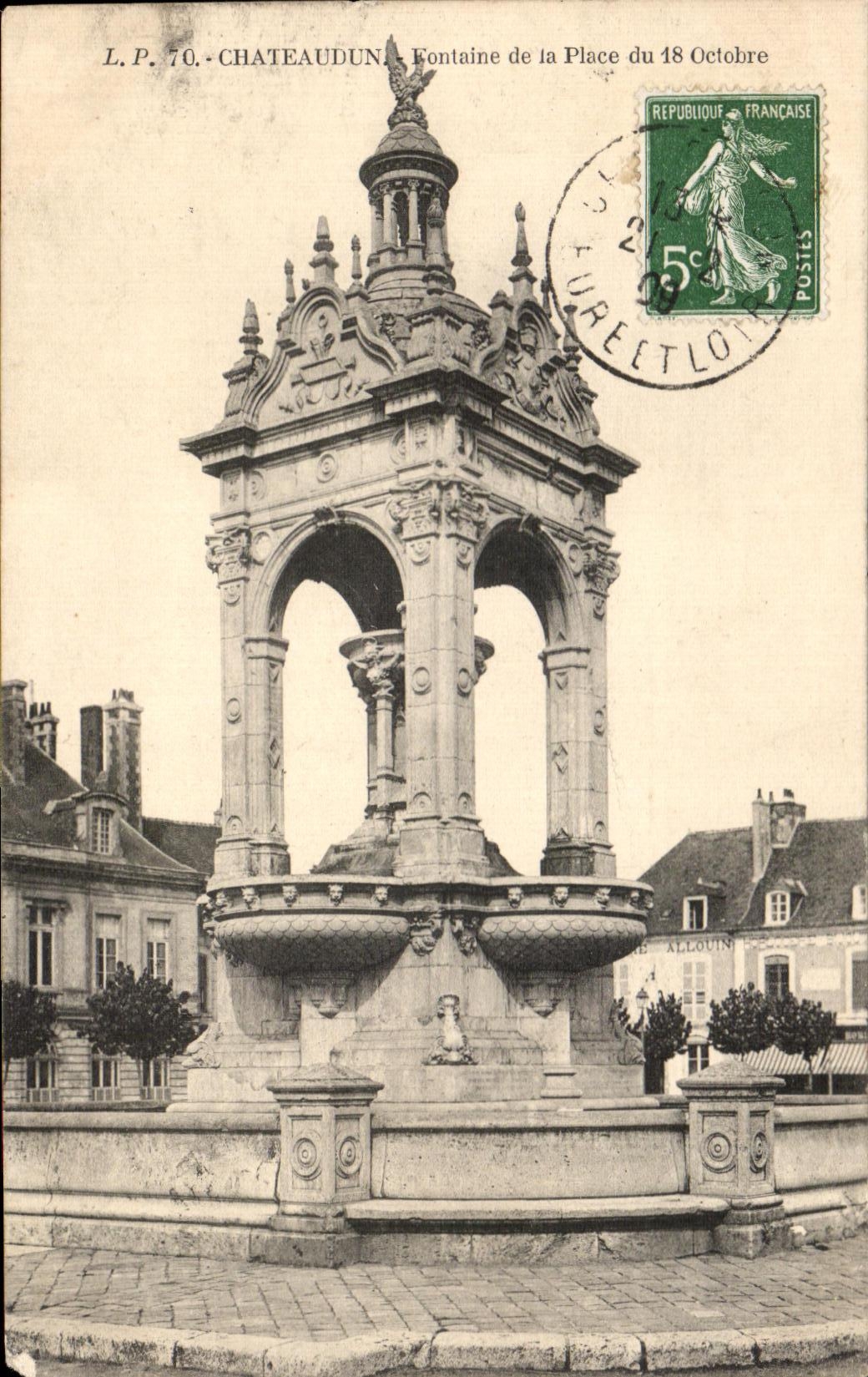 Châteaudun — Fontaine de la Place du 18 Octobre — L.P. 70