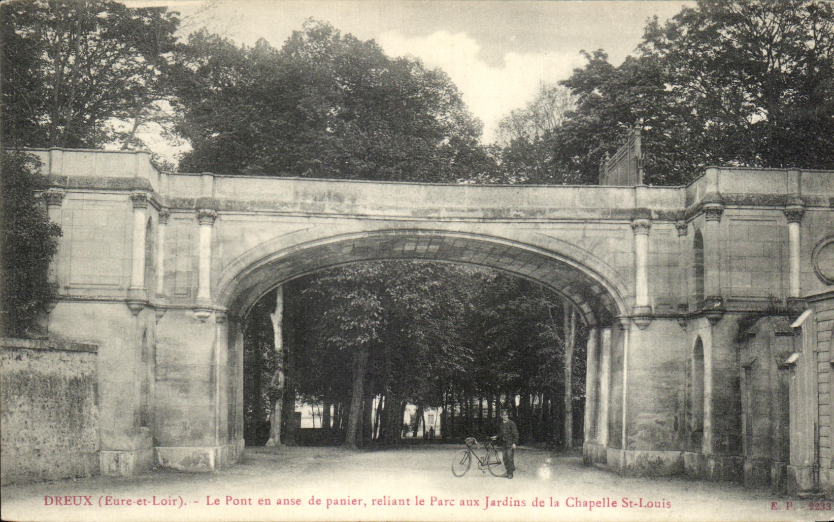 Dreux (Eure-et-Loir) — Le Pont en anse de panier reliant le Parc aux Jardins de la Chapelle St-Louis — E.P. - 3243