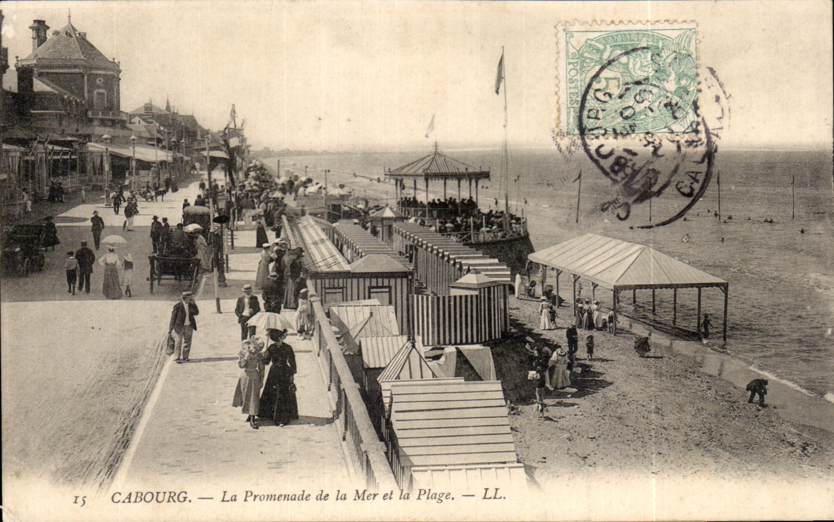 CPA Cabourg La Promenade de la Mer et la Plage
