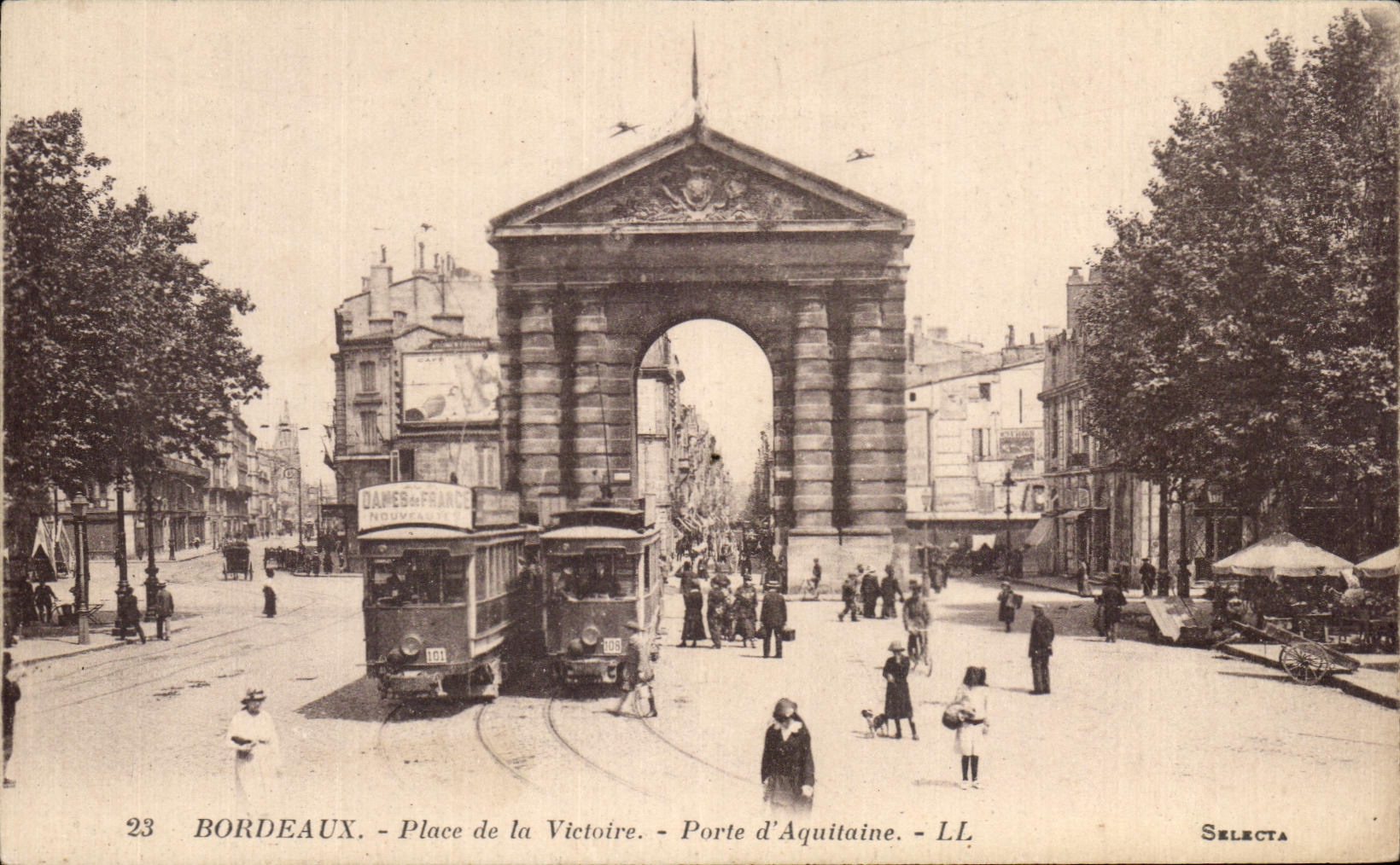 CPA Bordeaux Place de la Victoire Porte d Aquitaine Tramway