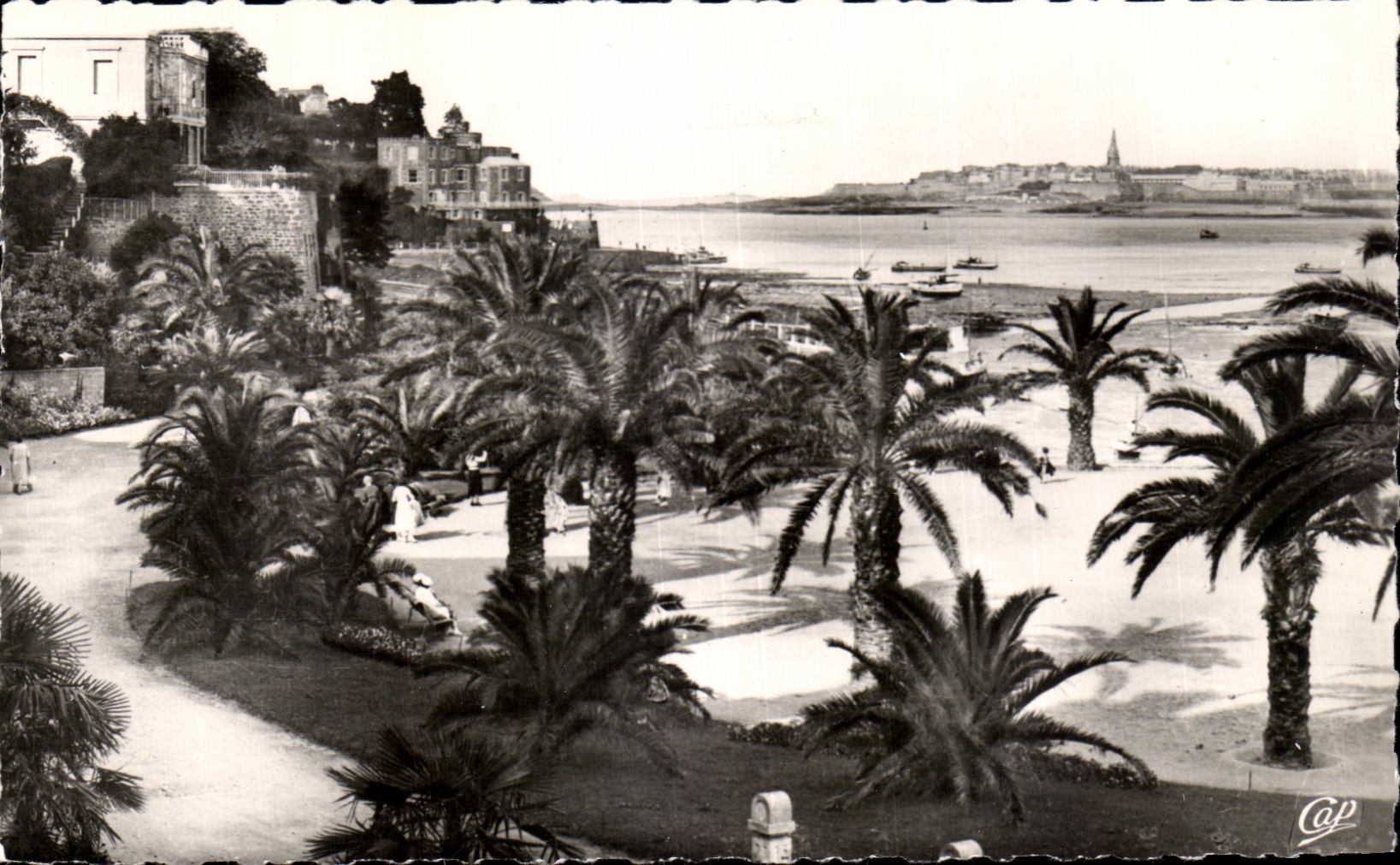 Dinard - La Palmerale — Au fond, Saint-Malo — C.A.P. Paris