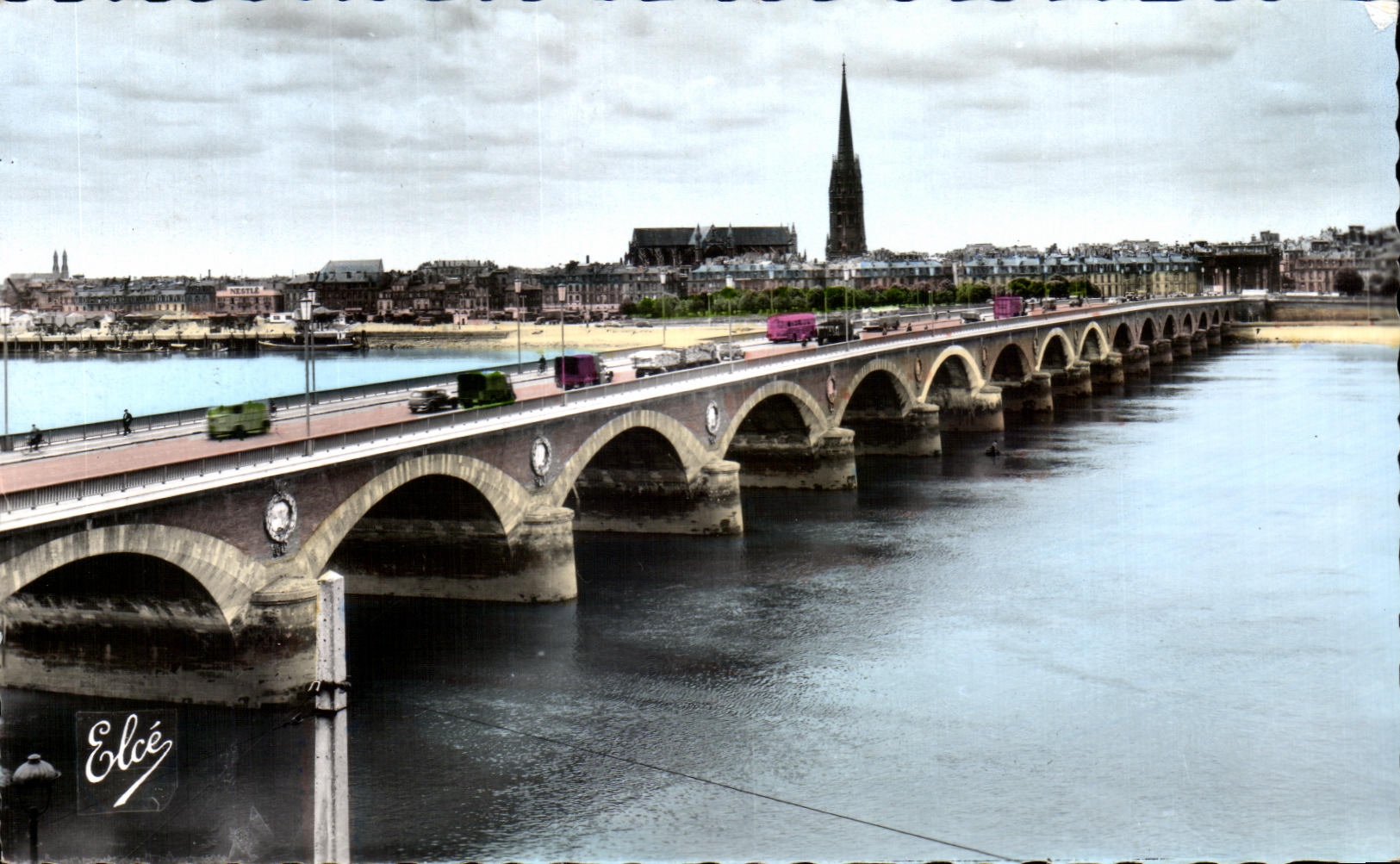 CPA Bordeaux Le Pont de Pierre sur la Garonne