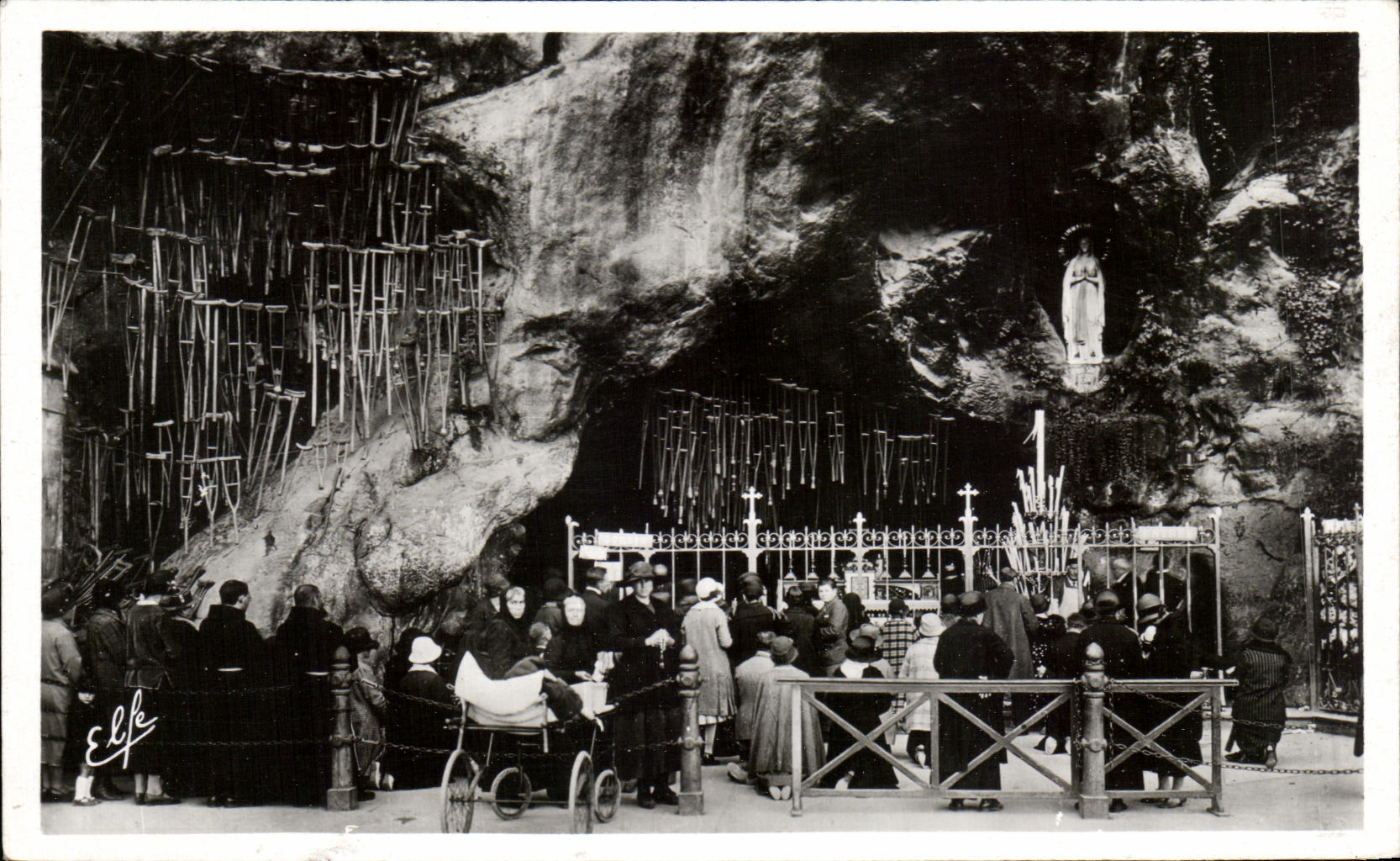 CPA Pyrenees Ocean Lourdes La Grotte