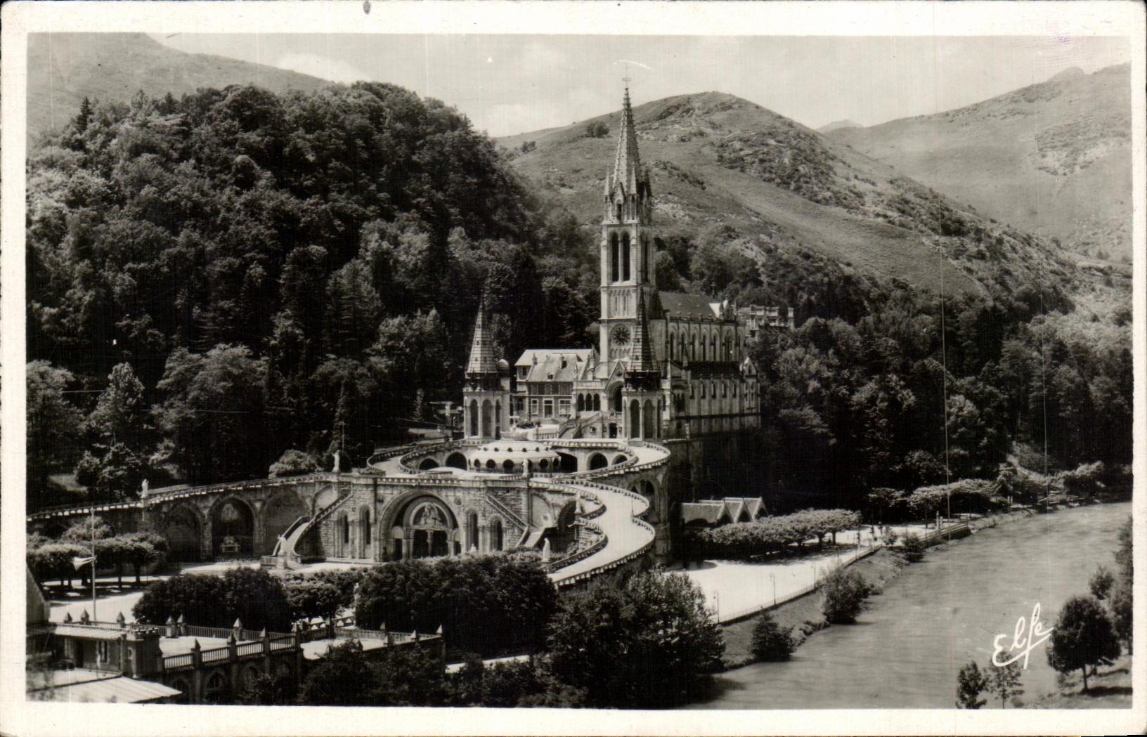 CPA Pyrenees Ocean Lourdes Vue sur le Gave et la Basilique