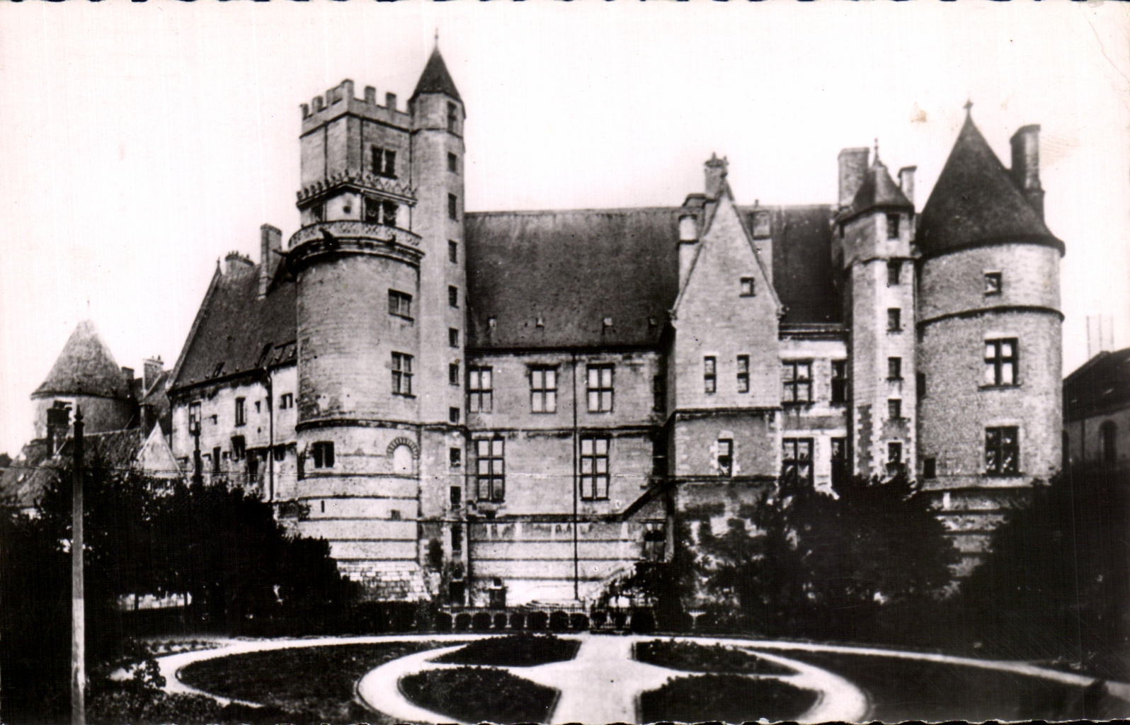 CPA Bourges Palais Jacques Coeur Vue prise de la Place du Berry