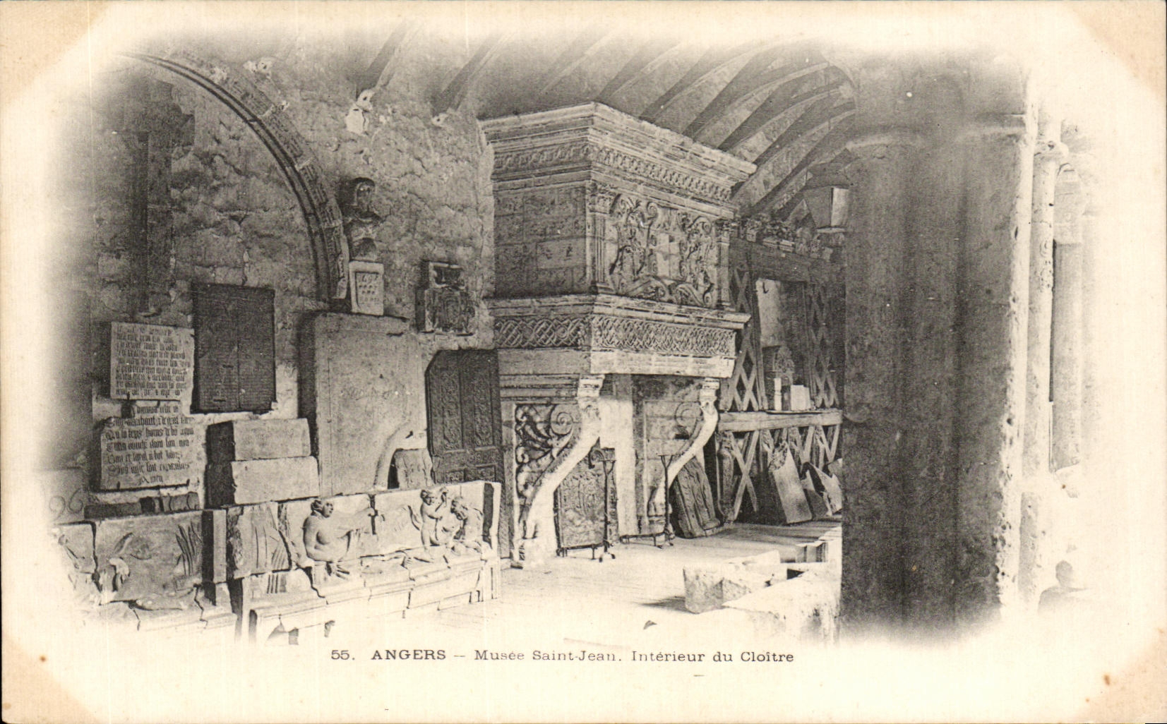 CPA Angers Musee Saint Jean Interieur du Cloitre