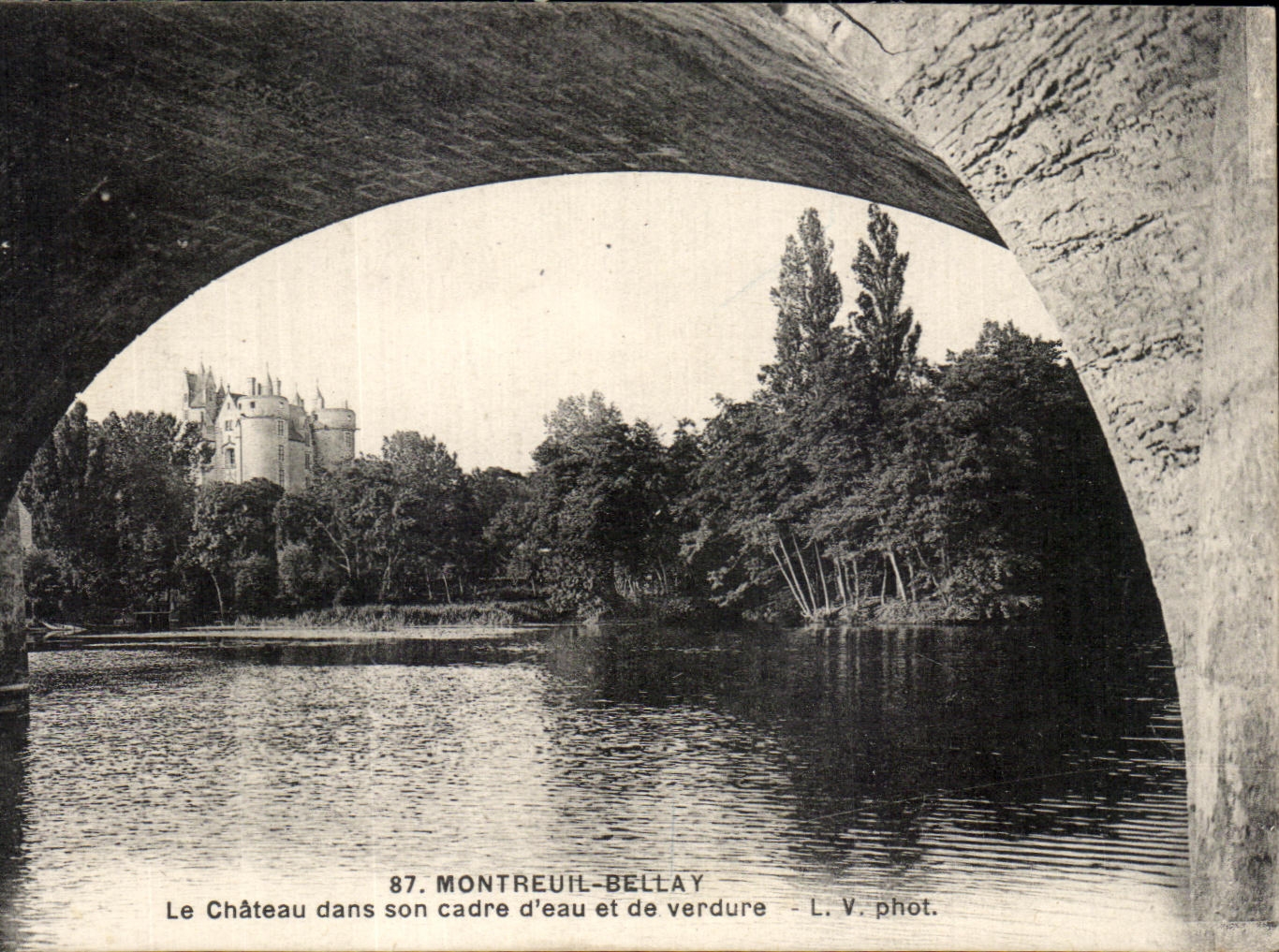 CPA Montreuil Bellay Le Chateau dans son cadre d eau et de Verdure