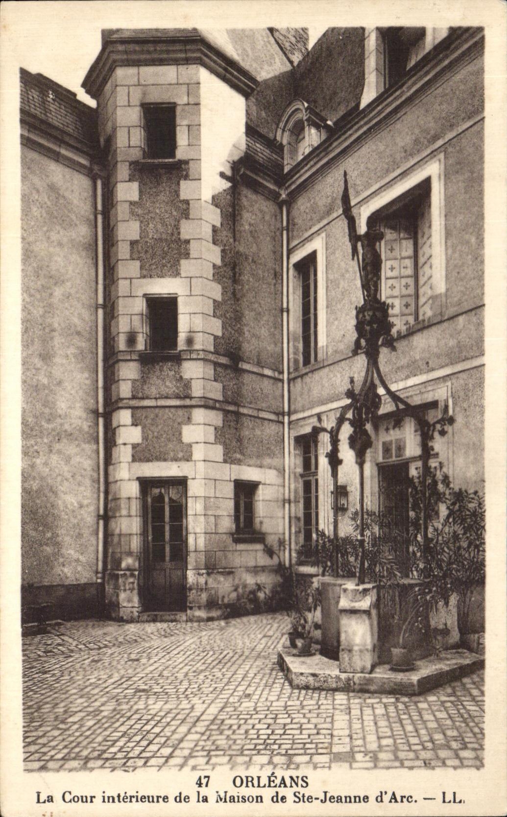 CPA Orleans La Cour Interieure de la Maison de Ste Jeanne d Arc