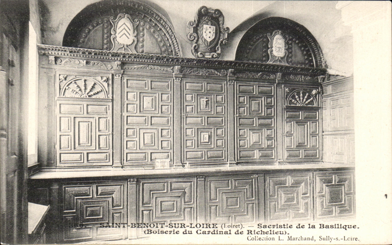 Saint-Benoît-sur-Loire (Loiret) — Sacristie de la Basilique. Boiserie du Cardinal de Richelieu — Collection L. Marchand, Sully-s.-Loire.
