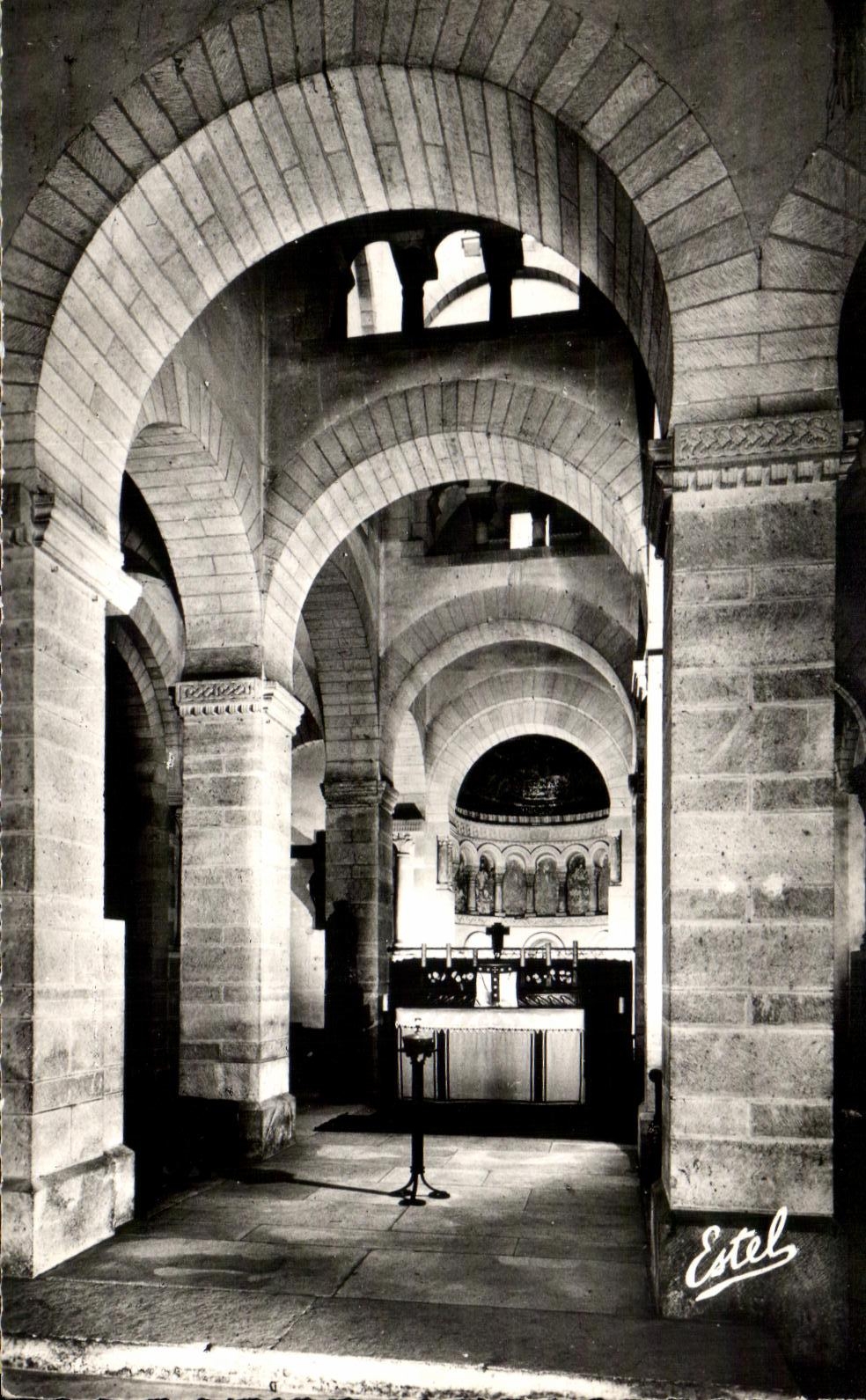 Église de Germigny-des-Prés — Intérieur de la Tour-Lanterne et l'Apside Orientale (IXe siècle) — Estel