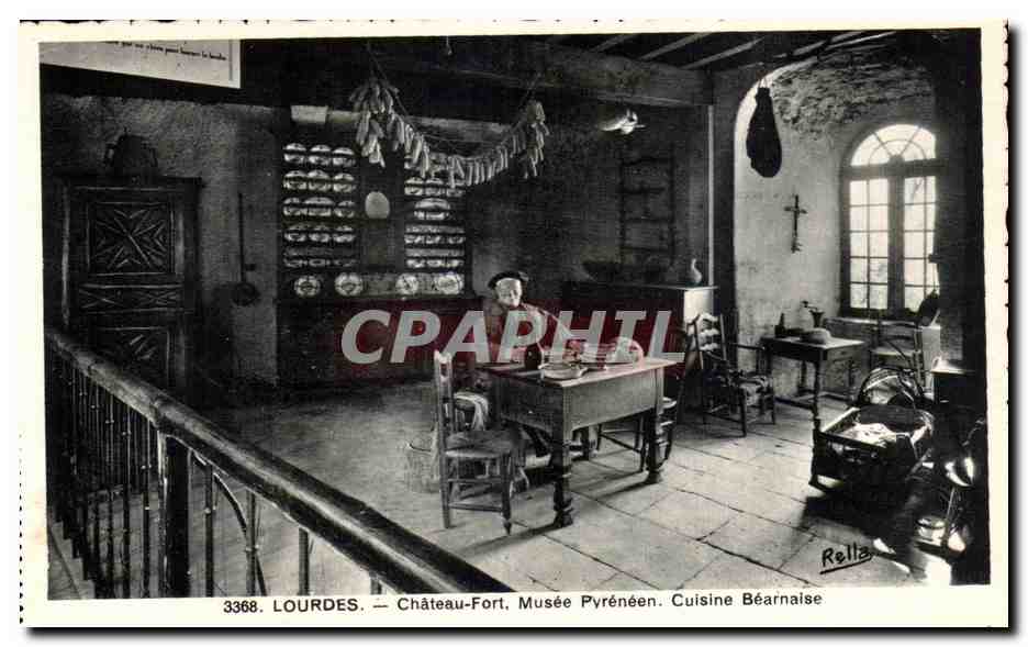 CPA Lourdes Le Chateau Fort Musee Pyreneen Cuisine Bearnaise