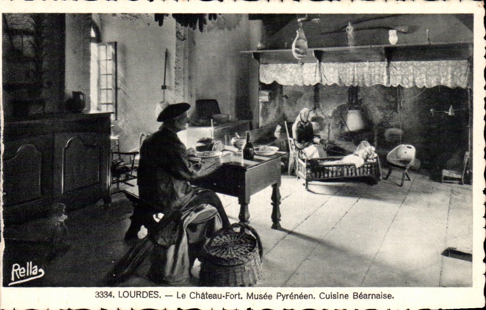 CPA Lourdes Le Chateau Fort Musee Pyreneen Cuisine Bearnaise