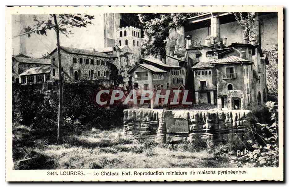 CPA Lourdes Le Chateau Fort Reproduction miniature de maisons Pyreneennes