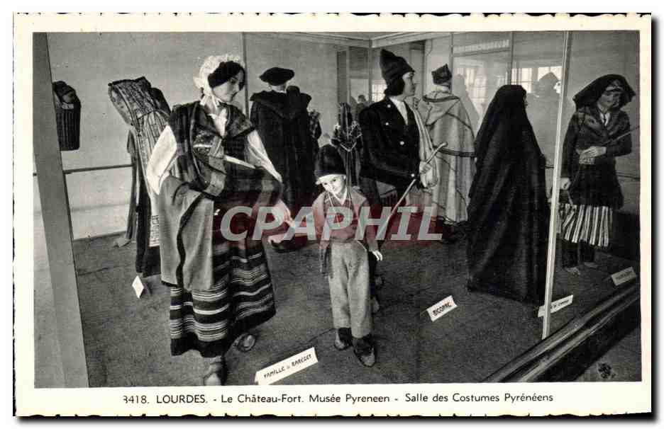 CPA Lourdes Le Chateau Fort Musee Pyreneen Salle des Costumes Pyreneens 