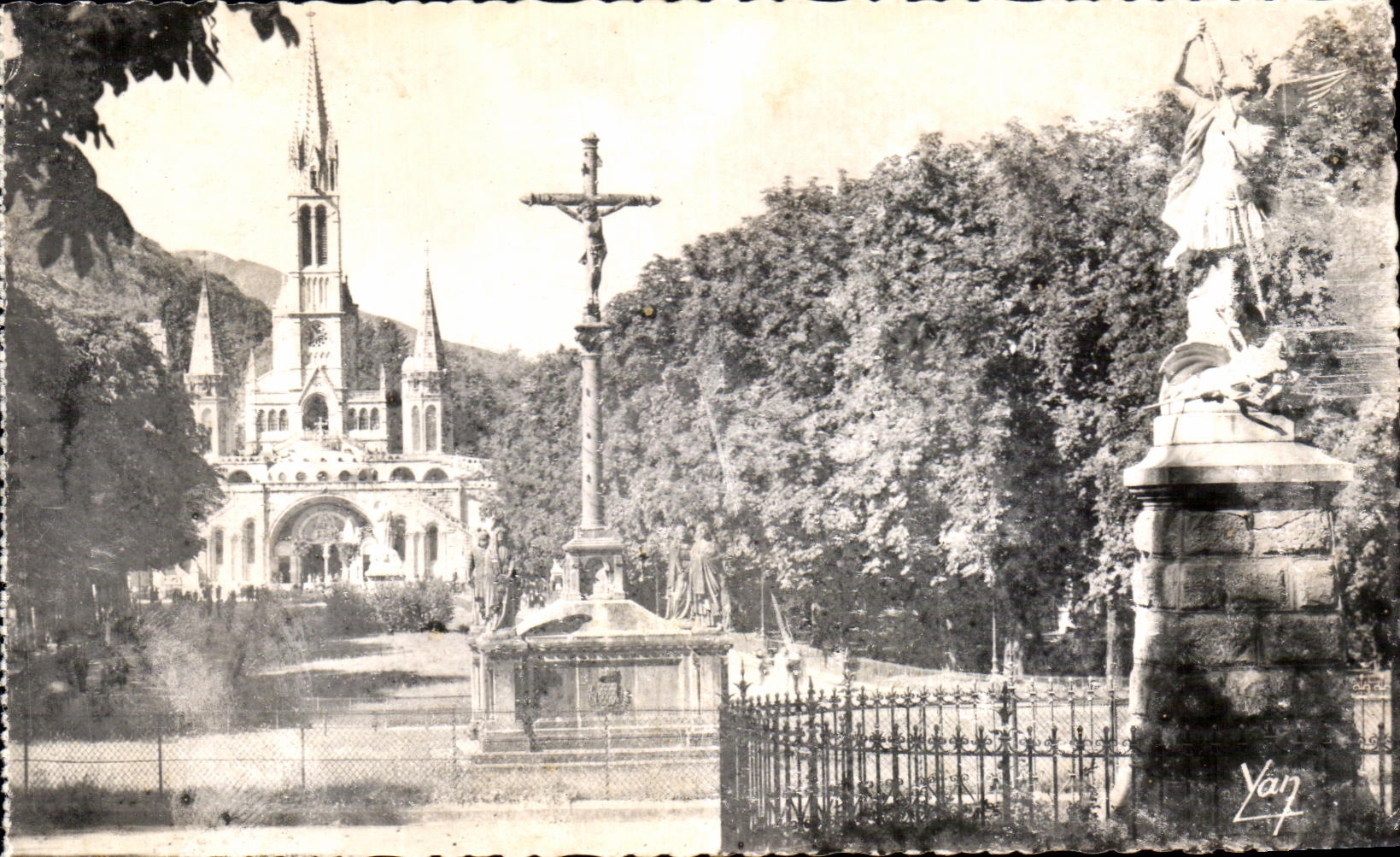 CPA Lourdes La Basilique et l Esplanade