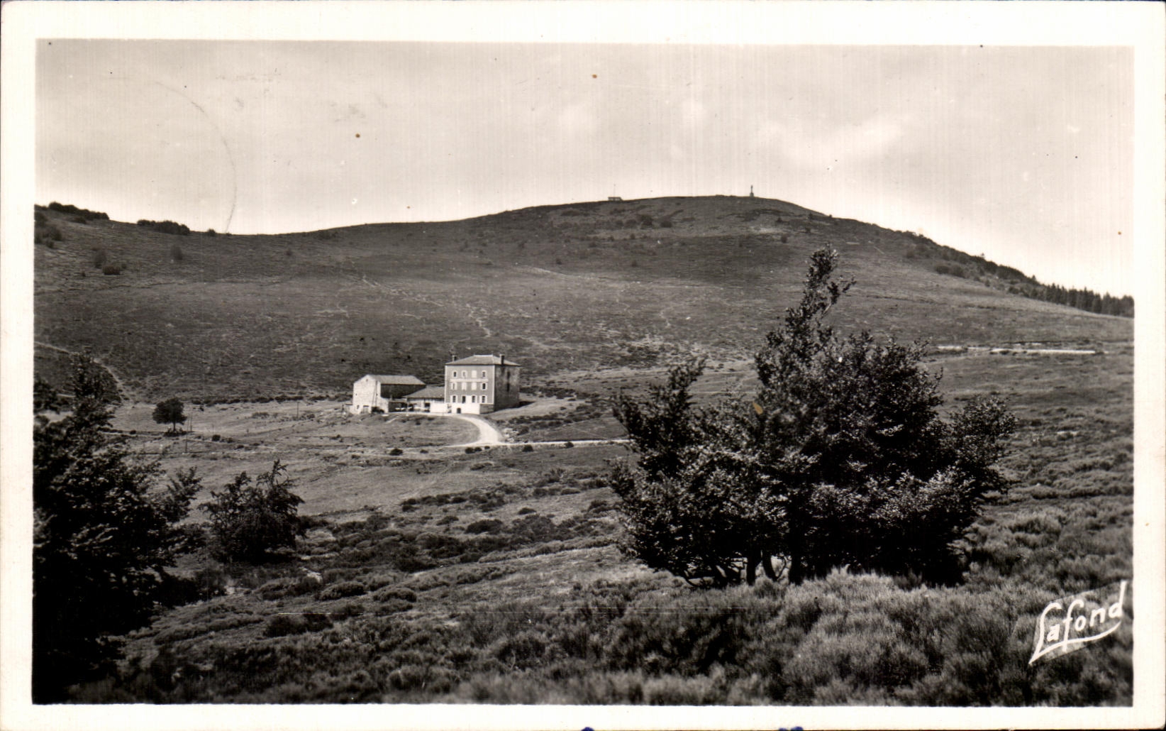 Environ de Saint-Étienne (Loire) — L'Hôtel du Col de l'Éillon et le Crêt de l'Éillon (alt. 1364 m.) — J. Lafond