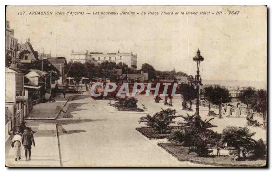 CPA Arcachon Les Nouveaux Jardins La Place Thiers et lae grand Hotel