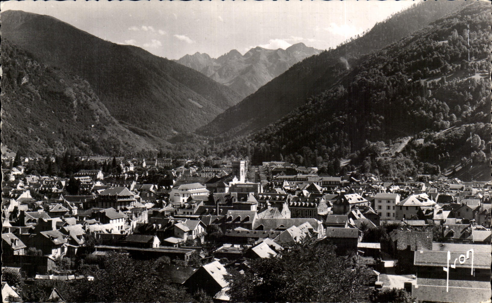 Luchon (Hte-Garonne) — Vue générale, au fond le port de Vénasque — Éditions d'Art Luchon