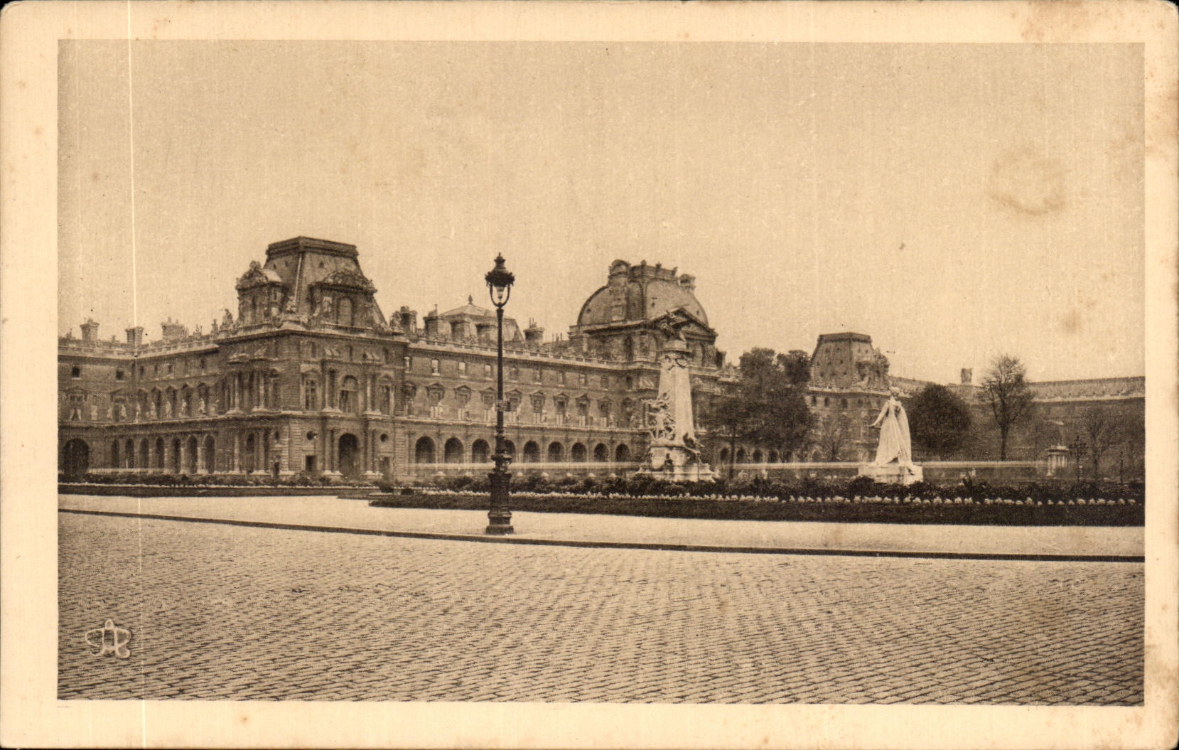 CPA Paris La Cour du Carrousel Le Monument de Gambetta et la Monument de la Detense de Paris (Bartolome) Louvre