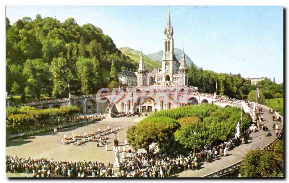 CPA Lourdes Les Malades assistant au Chemin de Croix The sick and the Cross Way 