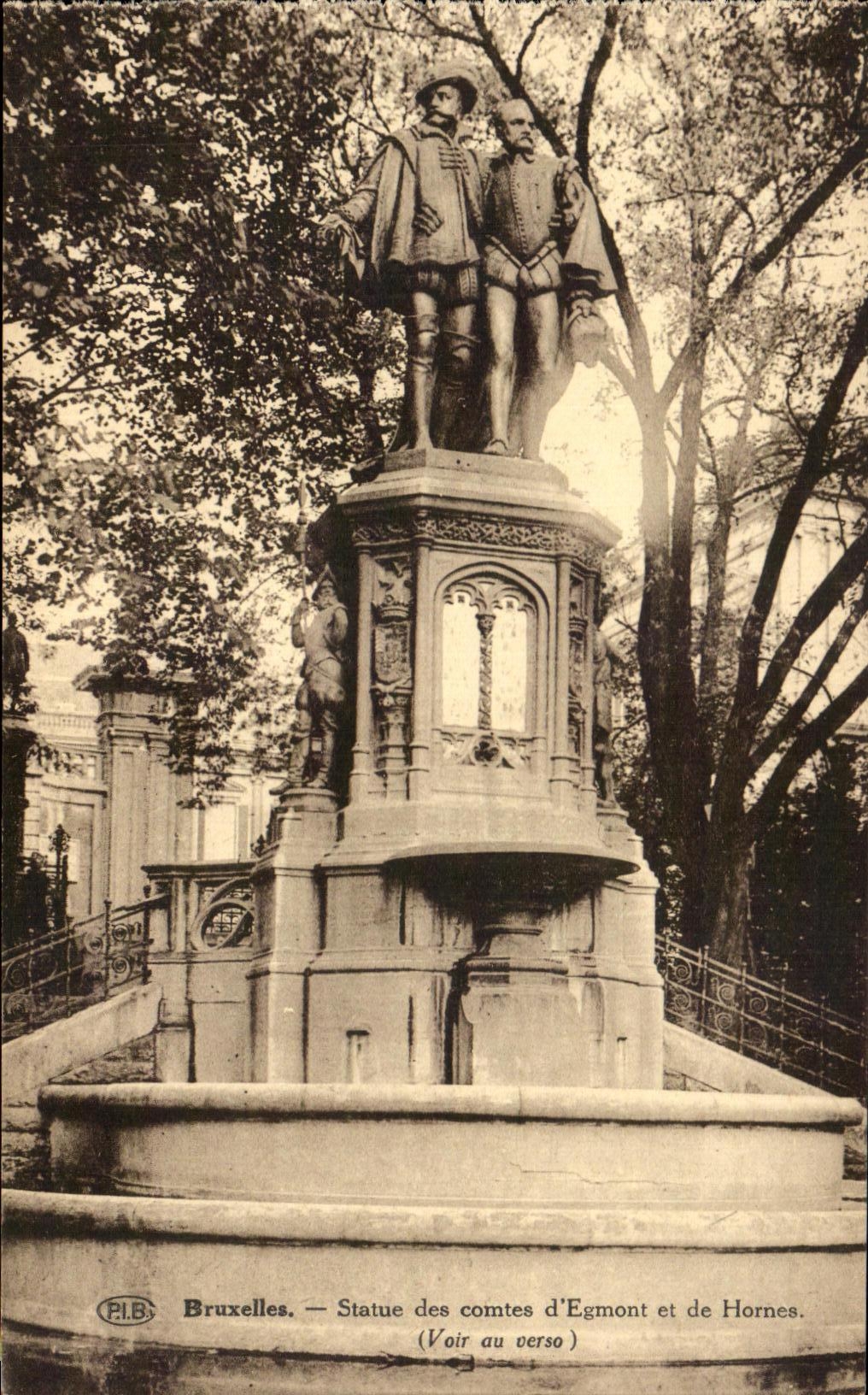 CPA Bruxelles Statue des Comtes d Egmont et de Hornes 