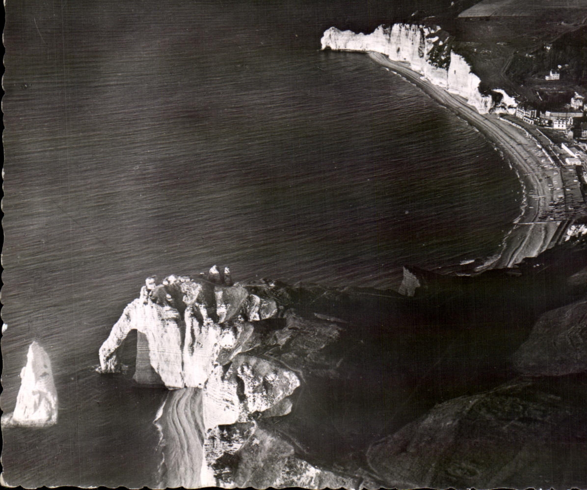 CPA EN Normandie Etretat Vue aerienne Les Falaises I Aiguille la Porte et la Plage 