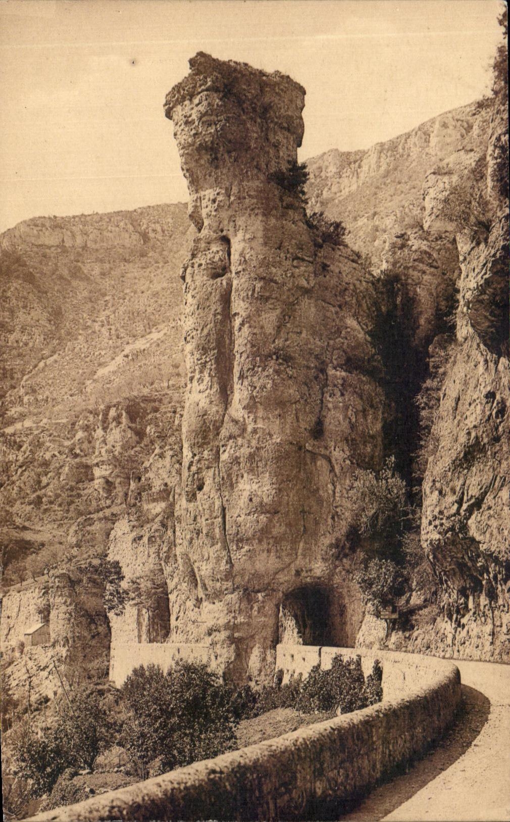 CPA Le Velay illustre Le Puy Le rocher Saint Michel d Aiguilhe