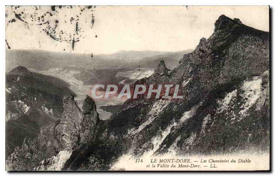 CPA Le mont dore Les cheminees du diable et la vallee du mont dore