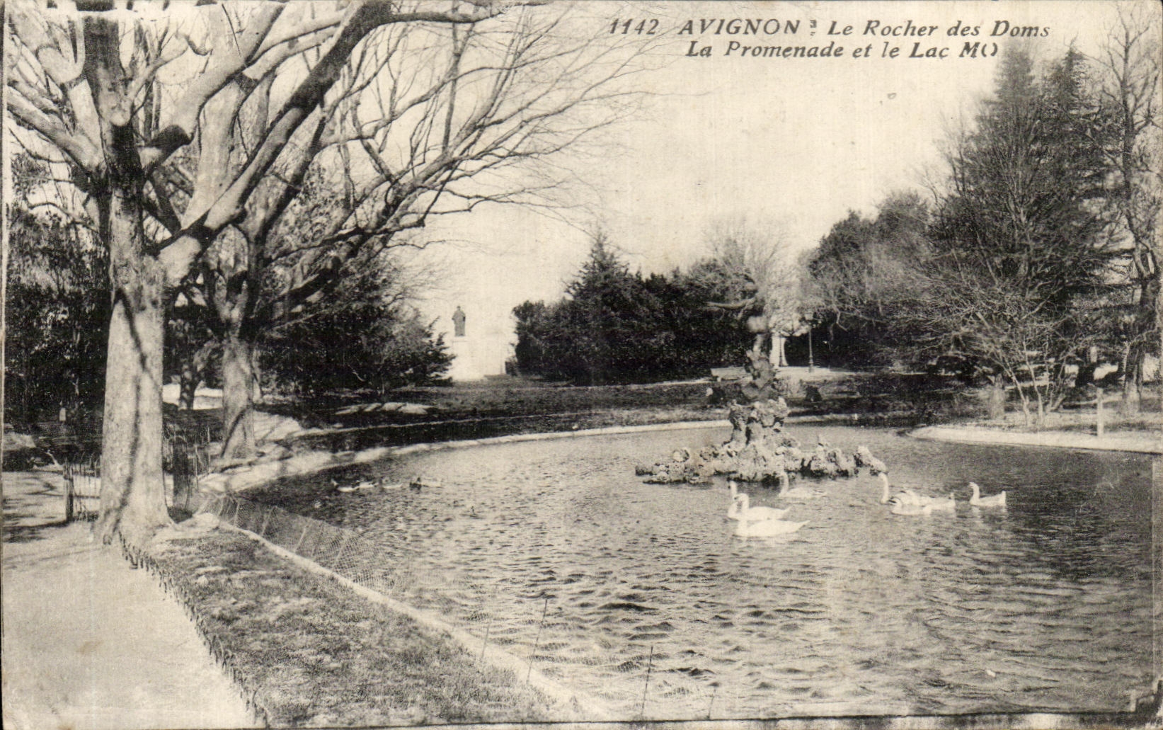CPA Avignon Le rocher des doms la promenade et le lac m