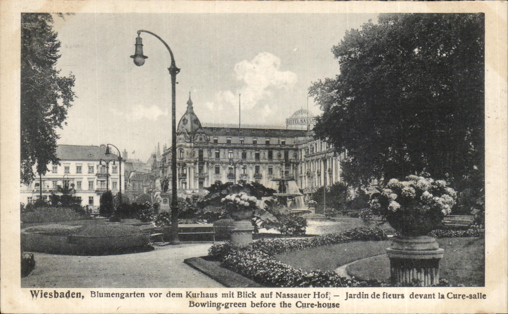 CPA Wiesbaden Blumengarten vor dem Kur haus mit Blick auf Nas