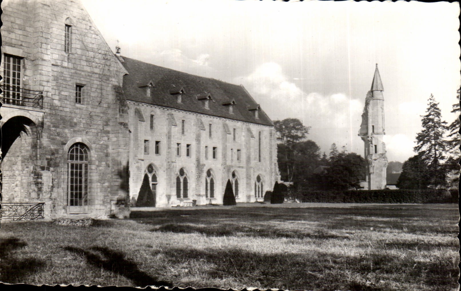 Abbaye de Royaumont — Vue générale côté Est — André Lecointe, éditeur