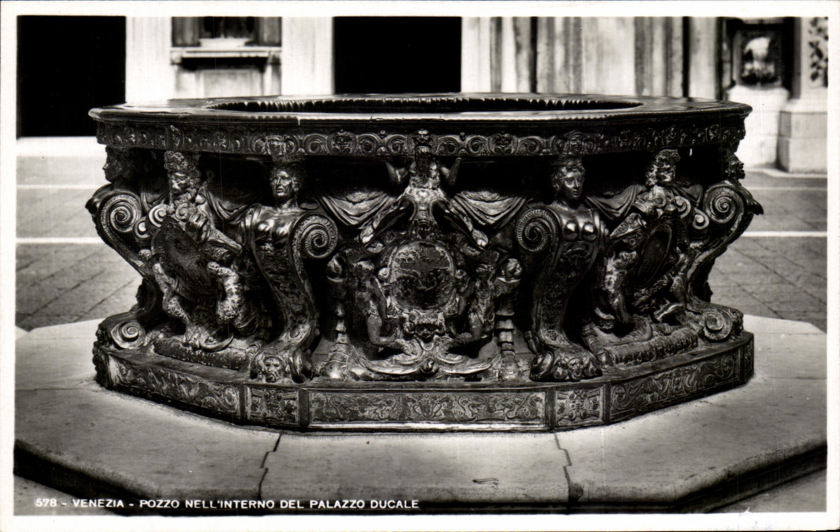 CPA Venezia Pozza Nellinterno Del Palazzo Ducale