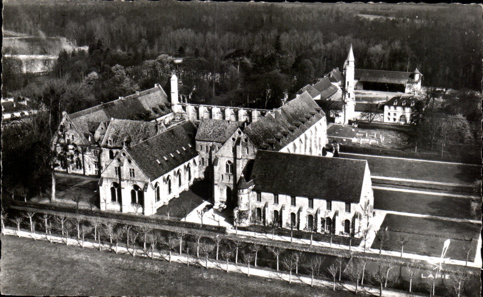 Abbaye de Royaumont — vue aérienne — édition Lapie