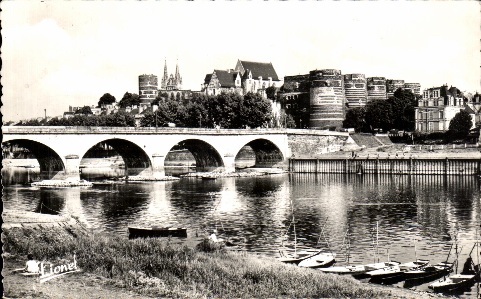 CPA Angers Le Pont de La Basse chaine Sur La Maine Vers Le Chateau