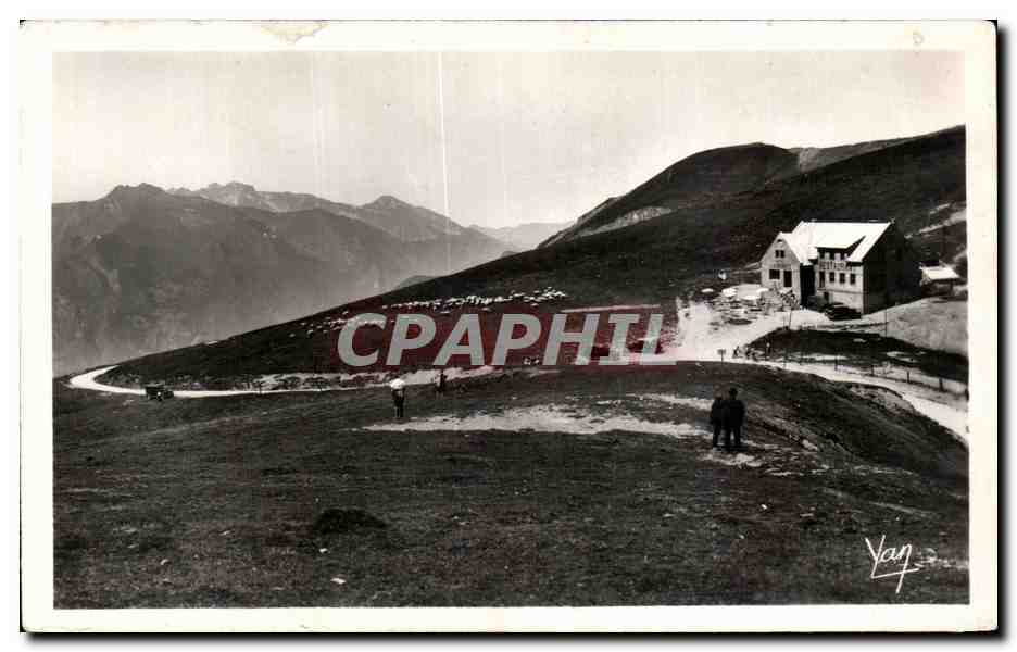 CPA Les Pyrenees Le Col d'Aubisque Et l'Hotellerie