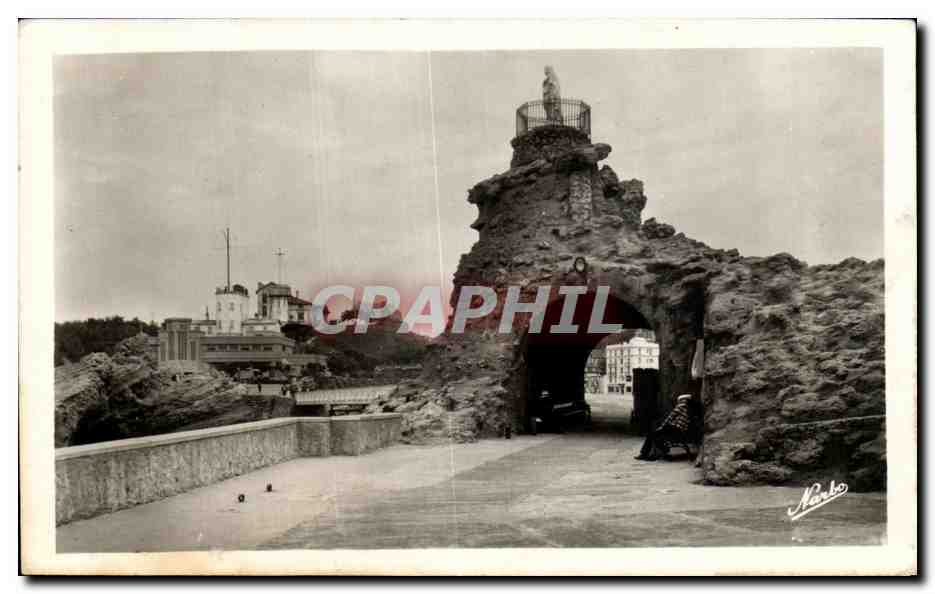 CPA Biarritz Le Rocher De La Vierge Au Fond Le Musee De La Mer