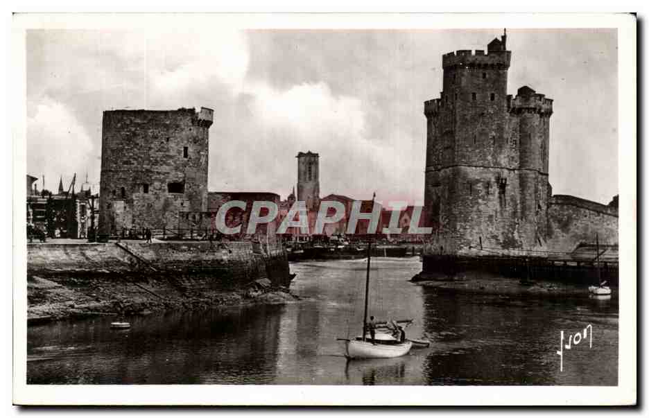 La Rochelle (Charente-Maritime) — L'entrée du vieux port à marée basse — Tours de la Chaîne et Saint-Nicolas — Éditions d'Art Martel