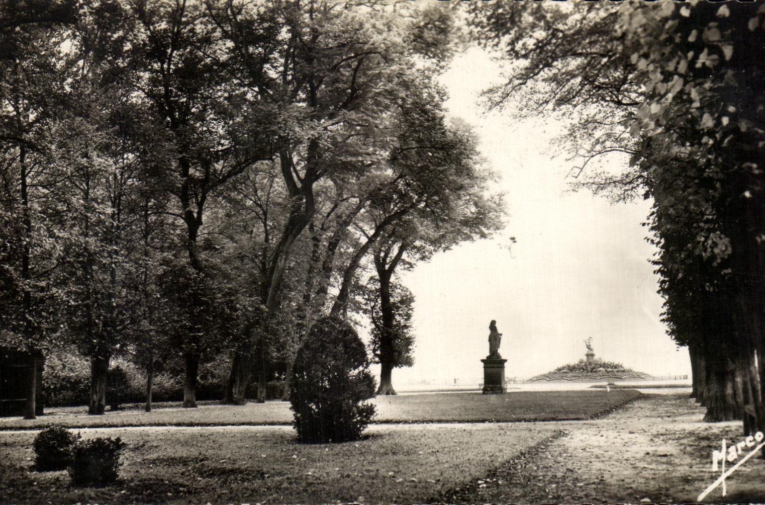 Statue Vercingétorix et Rosarium — Saint-Germain-en-Laye — Marco