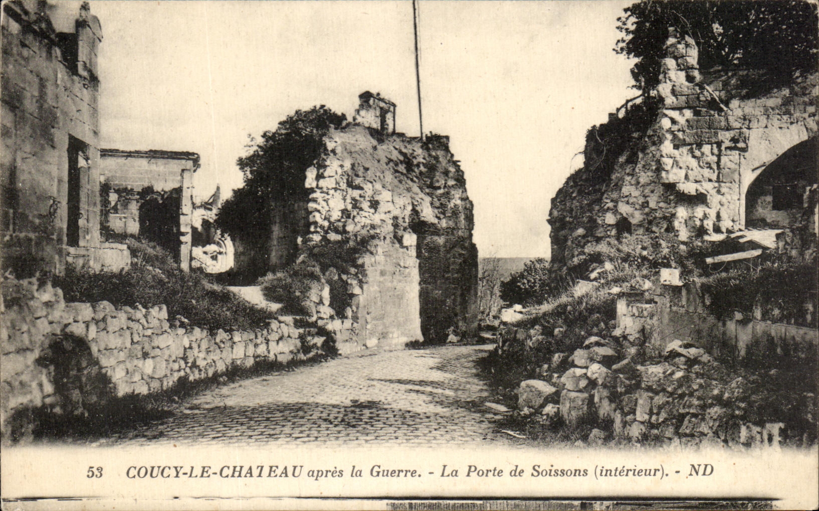 Coucy-le-Château après la Guerre — La Porte de Soissons (intérieur) — ND