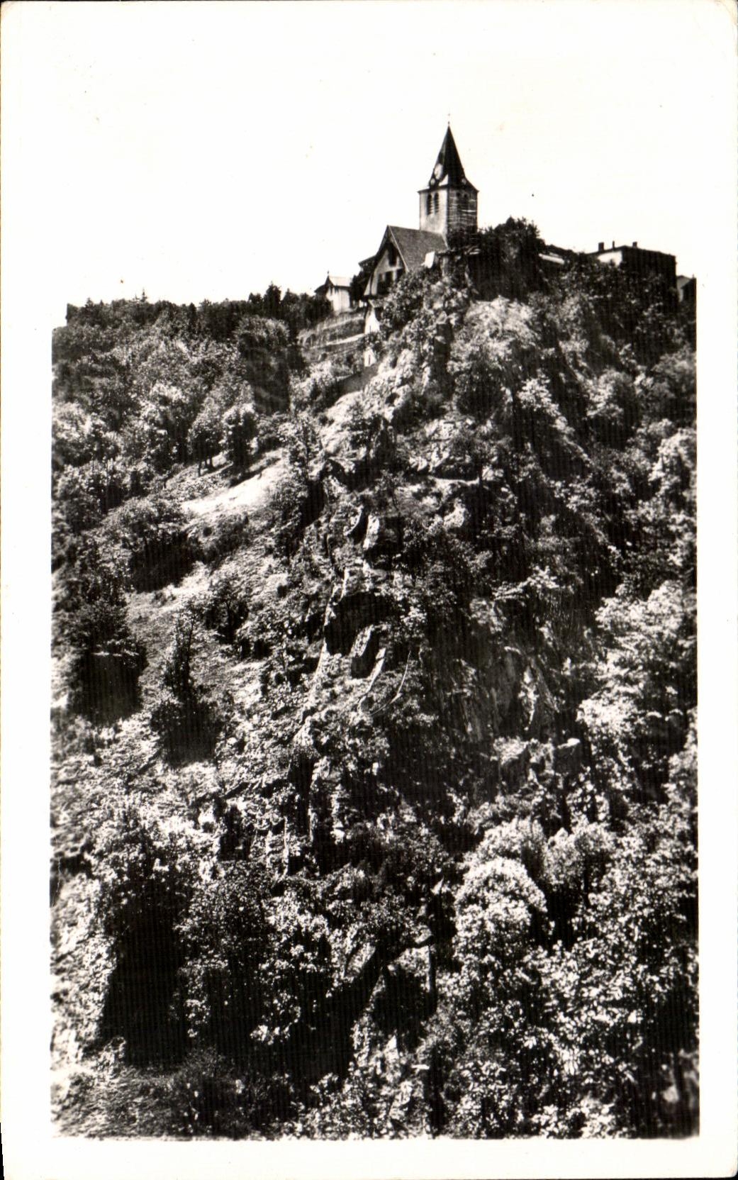 Yzeron — Dorf am Gipfel seines merkwürdigen Felsens — Les Éditions du Chemin de Lyon, n° 47.503