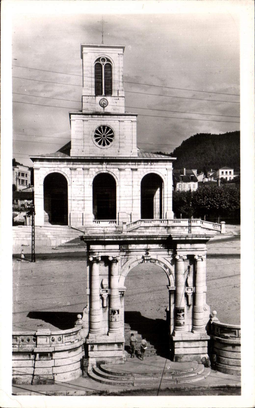 CPA Oyonnax La Porte Monumentale et I'Eglise