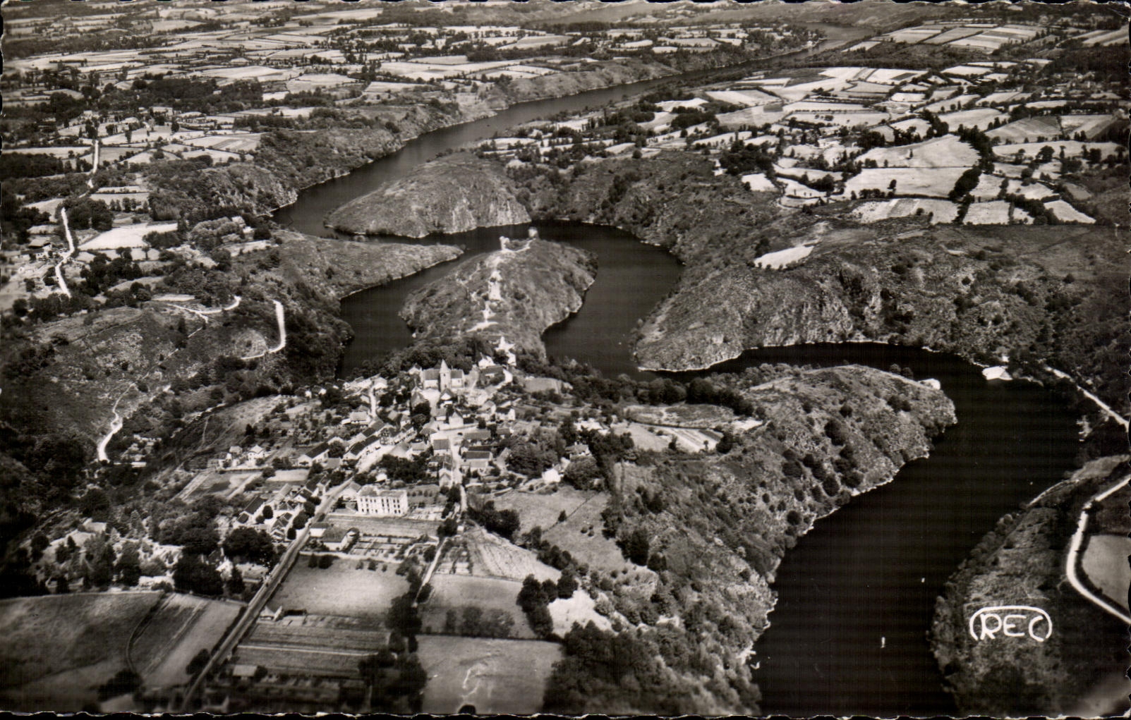 Les Ruines de Crozant — Le Confluent de la Creuse et de la Sédelle — M. ROUSSET Photo-Éditeur
