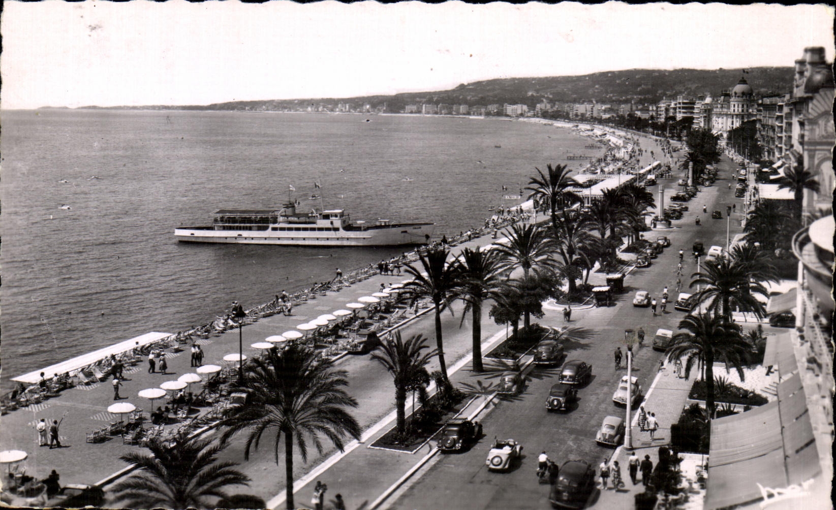 CPA La Cote D'Azur Nice La Promenade des Anglais Bateau