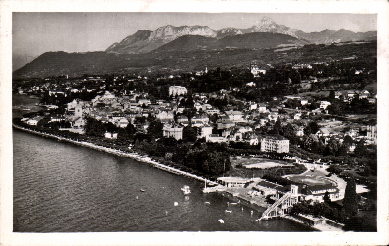 CPA Evian Les Bains La Plage la Ville et les montagnes de Chablais
