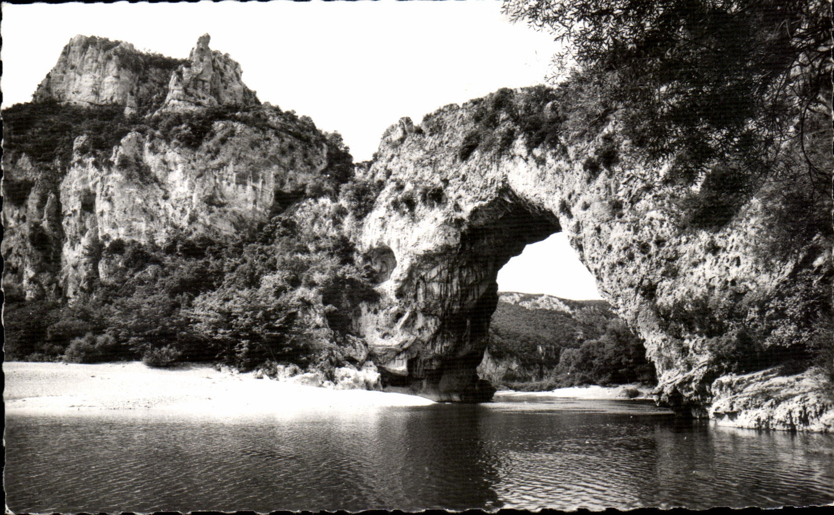 Les Gorges de l'Ardeche — Le Pont d'Arc — Éditions J. Gellard