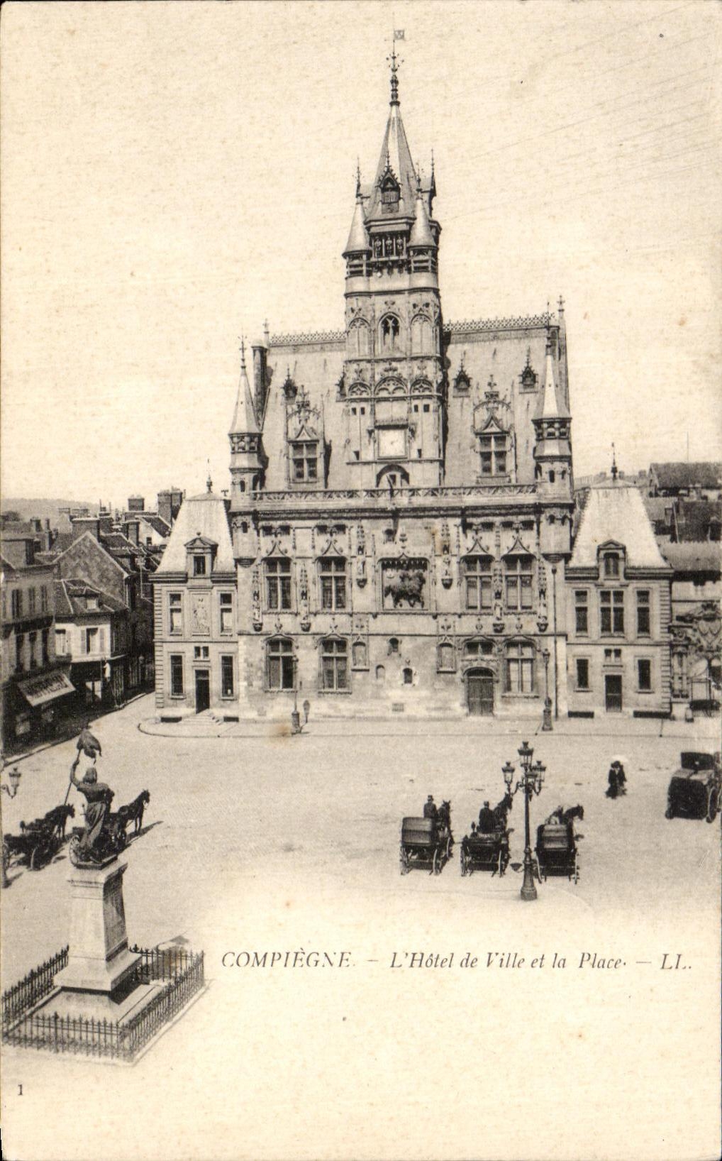 CPA Compiegne L'Hotel De Ville Et La Place