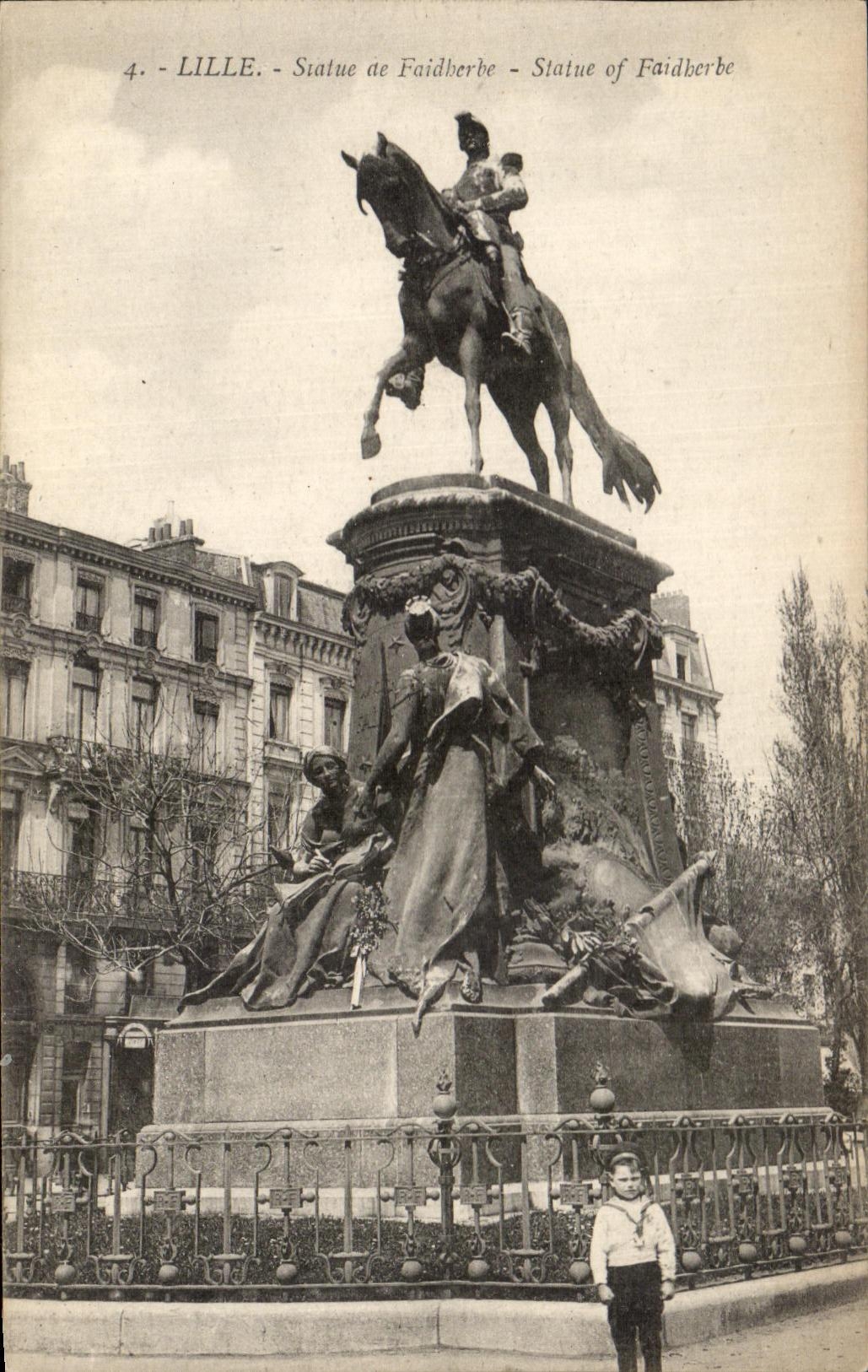 CPA Lille Statue De Faidherbe Enfant